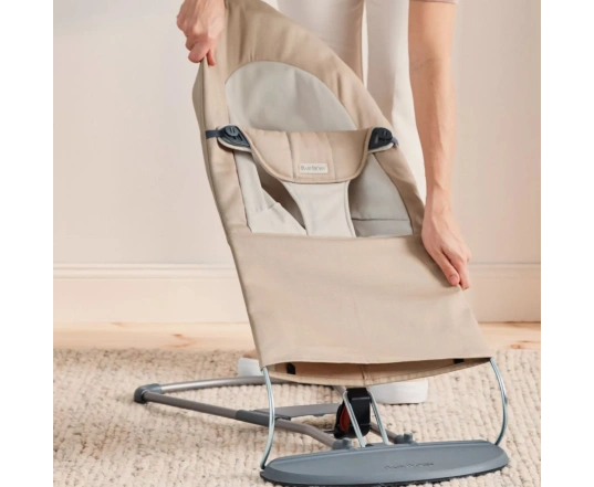 Hamaca Balance Soft BabyBjörn Tejido Algodón - Caqui/Beige