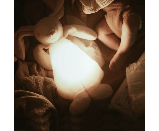 Conejito musical con luz de noche MOONIE 2.0 Cream