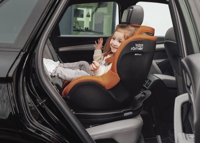 Niña en Britax Römer DUALFIX 5Z