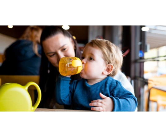 Vaso de aprendizaje Tommee Tippee Superstar Sippee Amarillo 190 ml, 4 meses+