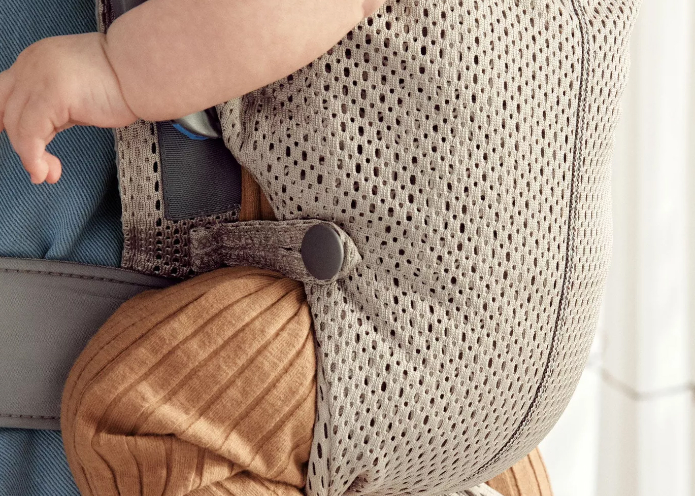 Рюкзак-кенгуру Bebé Mini BabyBjörn (тканина сітка) - Сірий/Беж | KIDSLINE-45 - зображення